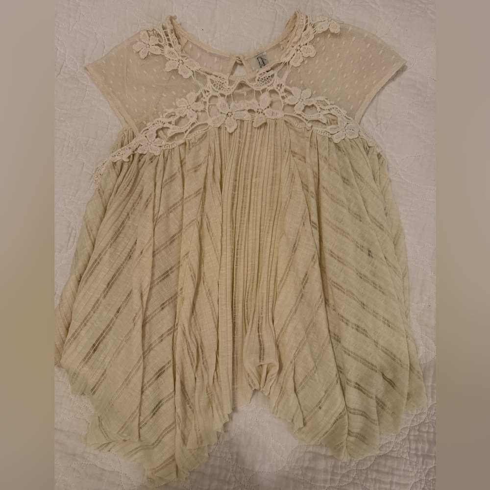 cream free people top in size xs but can easily fit small